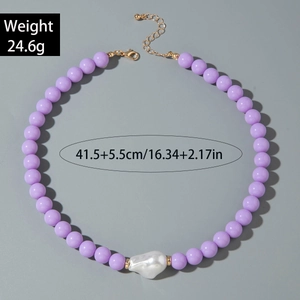 Détail du collier de perles mauves avec perle baroque, montrant la longueur de 41,5 cm