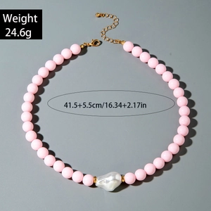 Détail du collier de perles roses avec grosse perle baroque et spécifications