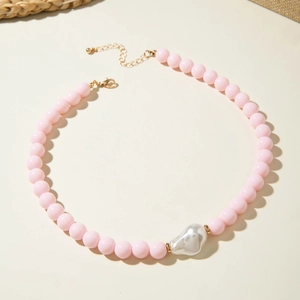 Détail du collier de perles roses avec perle baroque et fermoir doré ajustable de luxe