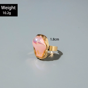 Detailopname van gouden ring met roze onregelmatige parel en 1,8 cm zetting
