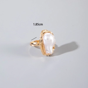 Detailopname van vintage barokke parelring in goud met onregelmatige zetting en 1,85 cm