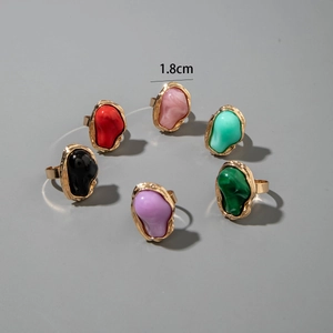 Detail van 6-delige vintage gouden ringenset met kleurrijke harsstenen textuur