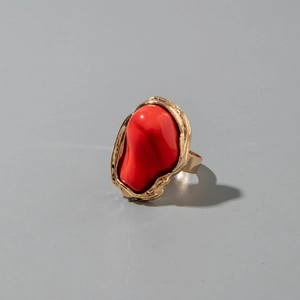 Franse vintage gouden ring met onregelmatige rode steen en bohemian stijl ontwerp