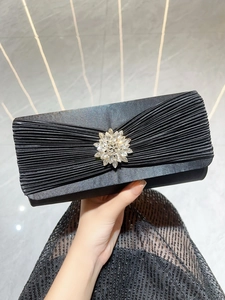 Pochette de soirée en satin plissé noir avec décoration de fleur en cristal étincelante