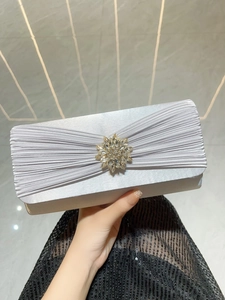Vue détaillée de la pochette de soirée en satin argenté avec fermoir fleur en strass