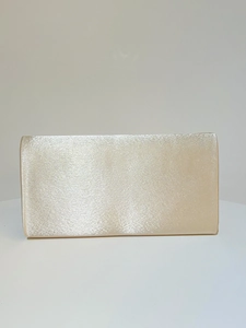 Vue détaillée de la pochette de soirée rectangulaire en satin champagne au fini soyeux