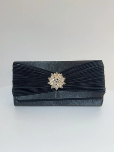Détail de la pochette de soirée en satin plissé noir avec boucle fleur en cristal