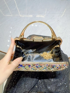 Pochette da sera dorata con strass colorati e un manico circolare elegante