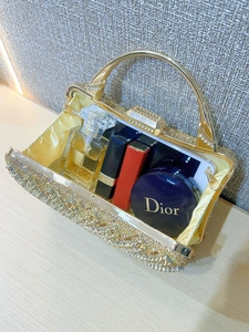Vista dettagliata dell'interno spazioso di questa elegante borsa da sera in strass dorati