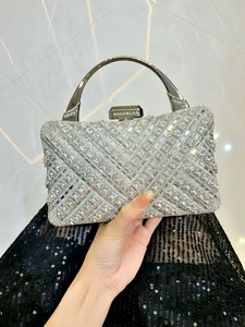 Dettaglio della borsa da sera argentata con strass scintillanti e manico in metallo lucido