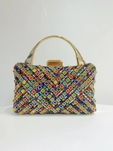 Dettaglio di strass multicolore e chiusura dorata su una borsa da sera di lusso