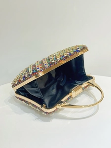 Dettaglio della borsa da sera con strass colorati e fodera in raso nero lucido