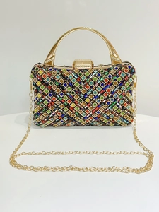 Dettaglio degli strass colorati sulla pochette da sera vintage con manico dorato