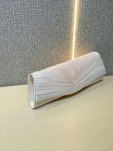Pochette de soirée plissée en satin champagne élégante avec bandoulière amovible