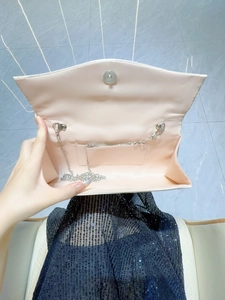 Pochette de soirée plissée rose avec chaîne argentée vue de dessus ouverte