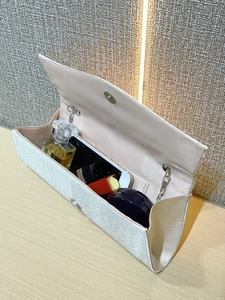Détail de l'intérieur d'une pochette de soirée avec espace pour téléphone et maquillage