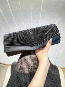 Vue détaillée de la pochette en satin noir à plis radiaux élégante pour les soirées de gala chic