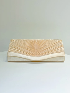 Détail d'une pochette champagne plissée élégante avec une texture fine en éventail