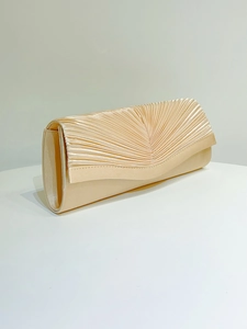 Détail de la pochette en satin champagne avec élégant plissage artisanal en forme d'éventail