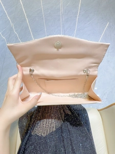 Pochette de soirée rose pâle élégante avec chaîne argentée pour mariage et fête