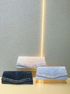 Pochettes de soirée élégantes en satin plissé avec perles et strass en trois couleurs