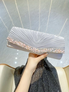 Pochette de soirée plissée en satin argenté avec détails en coquillage rose et diamants