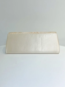 Détail d'une pochette en satin champagne avec d'élégants plis en éventail pour les soirées