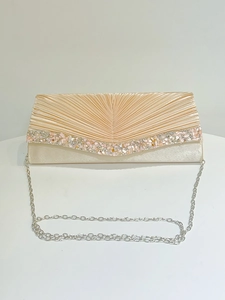 Détail de la pochette de soirée en satin plissé champagne avec décoration en cristal