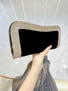 Dettaglio della pochette da sera in velluto nero con bordo di strass color oro champagne