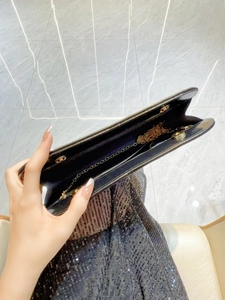 Elegante borsa da sera con paillettes nere e tracolla a catena dorata per feste