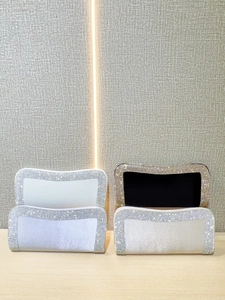 Eleganti borse a pochette da sera con bordi in strass in bianco e oro