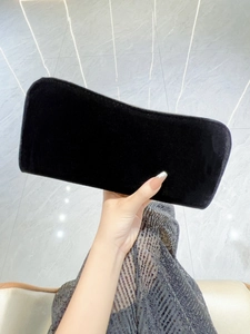 Dettaglio del morbido velluto nero e della forma rettangolare di questa pochette da sera