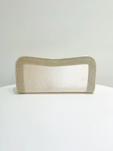 Dettaglio della borsa da sera in raso champagne con bordi decorati da strass luccicanti