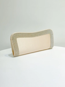 Dettaglio della borsa da sera in raso champagne con bordo in strass e cornice dorata