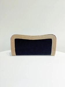 Vista frontale della borsa da sera in velluto nero con bordo di strass dorati scintillanti