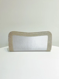Dettaglio di pochette da sera argento con strass e finitura satinata per feste