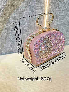 Elegante bolso de noche rosa con diamantes, patrón de pavo real y asa dorada de mujer