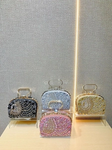 Bolsos de fiesta brillantes con pedrería, patrón de pavo real y cierre de joya en cuatro tonos
