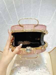 Elegante bolso de noche de lentejuelas rosas con marco de cristal y asa de oro