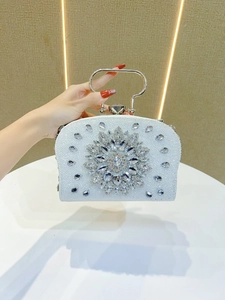 Detalle de bolso de novia con cuentas blancas y diseño floral de diamantes de imitación