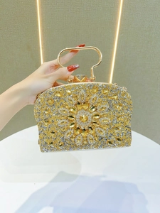 Detalle de bolso de noche con diamantes de imitación, motivo floral y asa de metal dorado