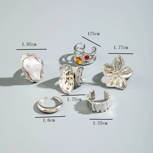 Detailansicht eines 6-teiligen Silberring-Sets mit Perlenimitaten und bunten Edelsteinen