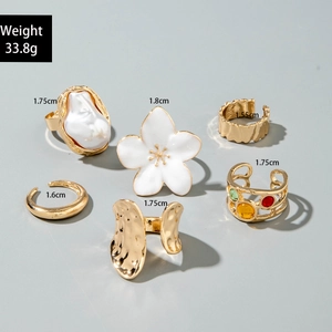 Flache Ansicht vergoldeter Vintage-Ringe mit Emaille-Blumen und Barockperlen-Set