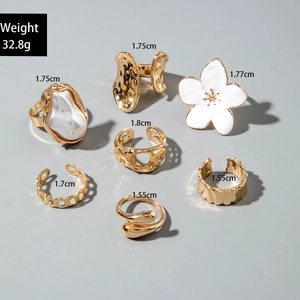 Siebenteiliges goldenes Vintage Ring-Set mit Perlen, Emaille-Blumen und Ketten-Designs