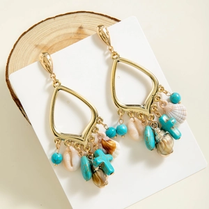 Pendientes boho dorados con cuentas turquesas, cruces y conchas marinas naturales
