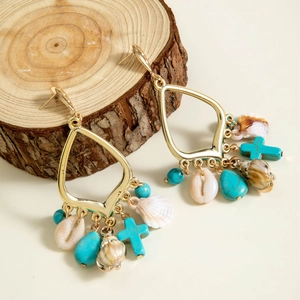 Pendientes bohemios de gota dorada con conchas naturales y cuentas turquesas