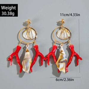 Detalle de pendientes de coral y conchas con especificaciones de 11cm de longitud