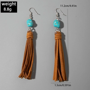 Detalle de pendientes bohemios de borla turquesa con medidas de 11,2 cm de largo
