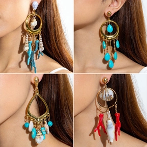 Set de pendientes bohemios de coral y conchas con aros dorados y detalles marinos