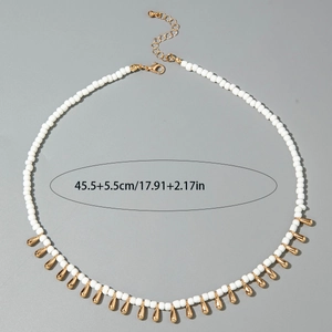 Détail du collier bohème en perles avec pendentifs goutte dorés et mesures de taille